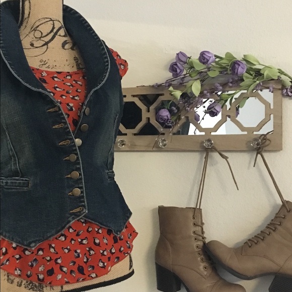 Sleeveless blouse. - Picture 2 of 7